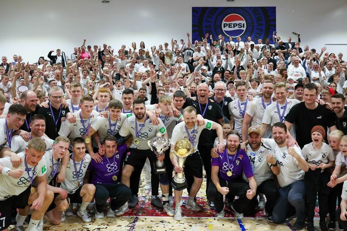 FH-ingar fagna með stuðningsfólki sínu.