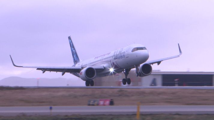 Airbus A321-XLR lendir í 40 hnúta hliðarvindi í dag. Við slíkar aðstæður láta flugmenn hjólið sem snýr upp í vindinn snerta brautina fyrst, eins og hér er gert.