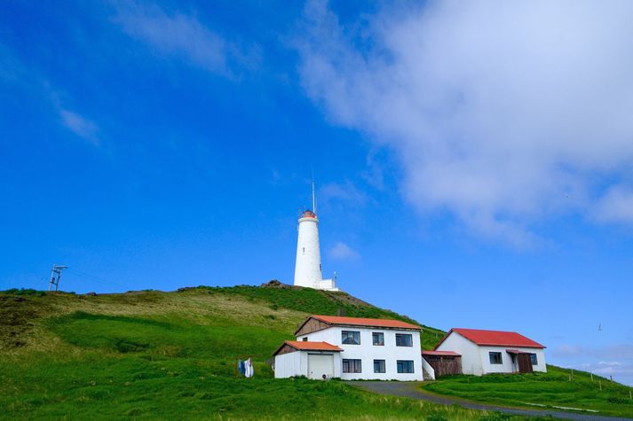 Reykjanesviti á blíðviðrisdegi.