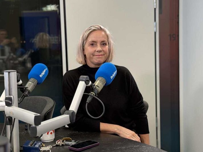 Steinunn er að braggast og segir það hafa breytt öllu að fá aðgang að læknum sem raunverulega skildu einkenninn hennar. Það voru hjarta- og taugalæknir. 