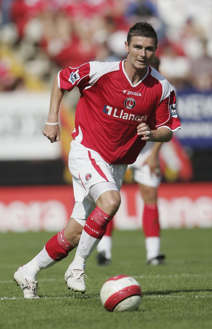 Hughes í leik með Charlton.