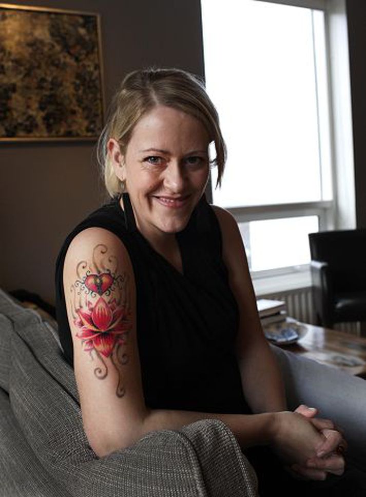 Glæpasagnahöfundurinn Lilja Sigurðardóttir með nýja húðflúrið sitt. 
fréttablaðið/vilhelm