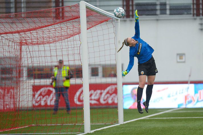 Ingibjörg Valgeirsdóttir gat ekki stöðvað fyrirgjöf Hlínar Eiríksdóttur sem endaði í markinu.