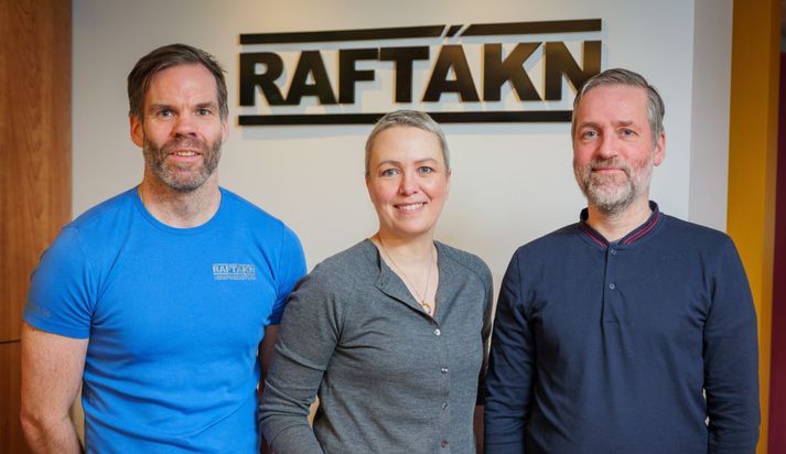 Raftákn komst á lista Creditinfo yfir Framúrskarandi fyrirtæki fimmta árið í röð þegar listinn var kynntur í nóvember á síðasta ári. Eva Hlin Dereksdóttir framkvæmdastjóri er fyrir miðju ásamt Gunnlaugi Búa Ólafssyni, sviðsstjóra iðnaðarsviðs (t.v.) og Elmari Arnarsyni. sviðsstjóra byggingasviðs.