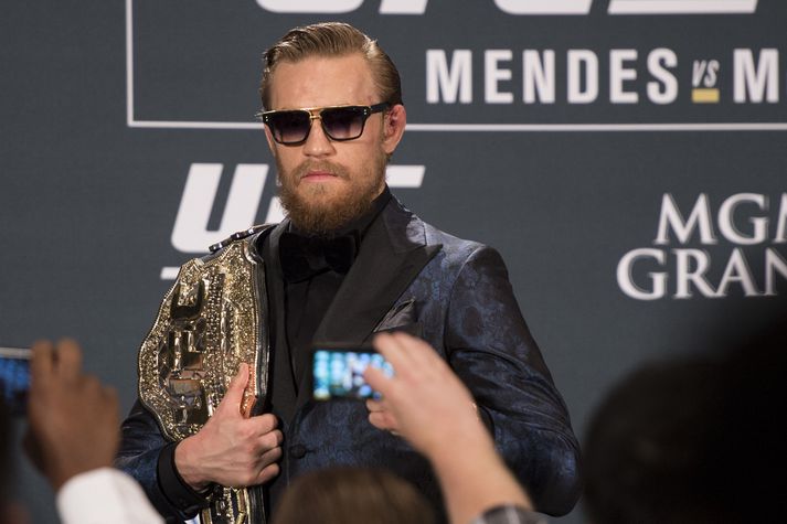 Conor McGregor með beltið sitt.