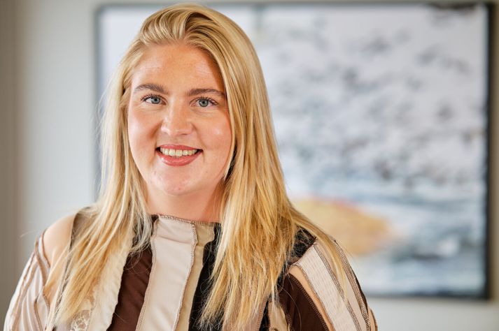 Margrét Valdimarsdóttir verkefnastjóri Framúrskarandi fyrirtækja hjá Creditinfo segir þeim fyrirtækjum sem hlotið geta vottunina muni mögulega fækka. Skilyrðið sé hvatning til að fara að lögum.