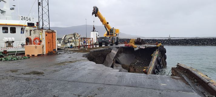 Fjórðungur bryggjunnar hrundi í sjóinn aðfaranótt miðvikudags.