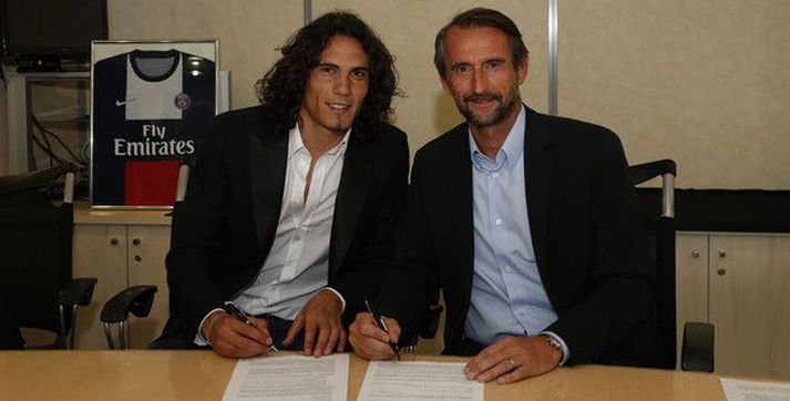 Við undirskriftina í dag en Cavani sést hér til vinstri.