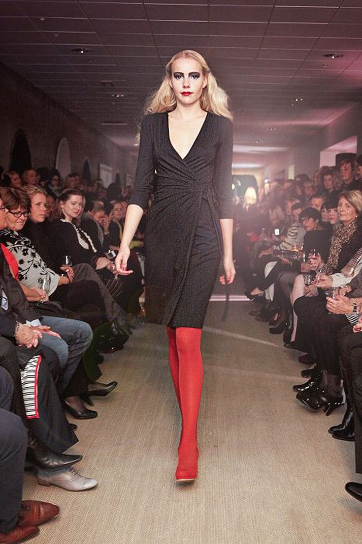 Kvöldið hófst með glæsilegri tískusýningu þar sem Elite-stúlkurnar, sem keppa um Elite Model Look 2012, sýndu glæsilegan fatnað úr haust- og vetrarlínum ELLA og OROBLU.