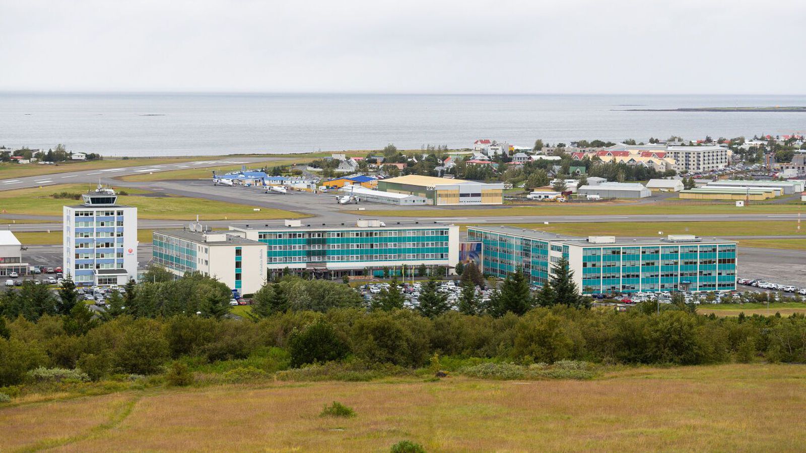 Bein út­sending: Flug­völlurinn, flugið og flokkarnir