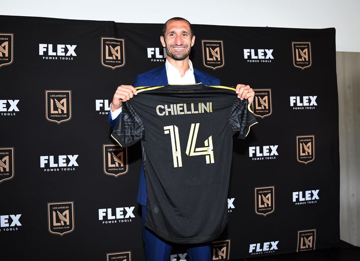 Giorgio Chiellini skælbrosandi með treyju Los Angeles Football Club.