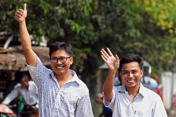 Wa Lone (t.v.) og Kyaw Soe Oo (t.h.) eftir að þeim var sleppt í dag. Þeir hlutu meðal annars bandarísku Pulitzer-verðlaunin fyrir umfjöllunina sem varð til þess að þeir voru handteknir.