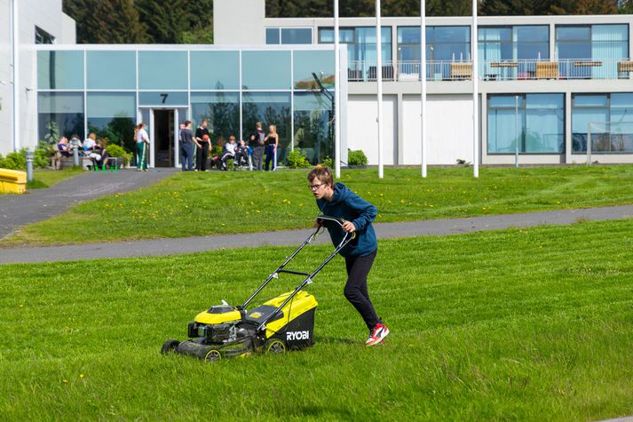 Það kemur til með að létta til þegar líður á daginn og fer veður hlýnandi.