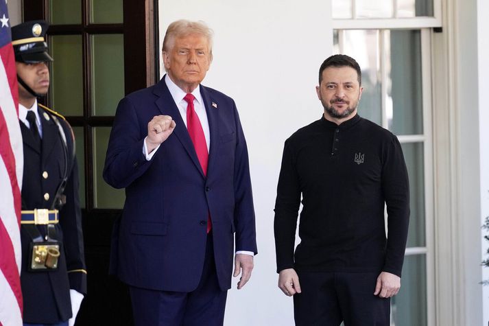 Frá því þegar Selenskí fór síðast til Washington DC í febrúar. Sá fundur með Trump fór vægast sagt illa.