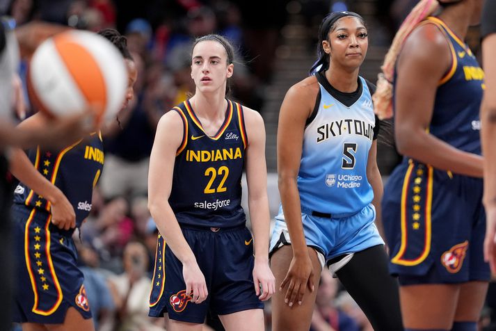 Það vilja margir sjá einvígi Caitlin Clark hjá Indiana Fever og Angel Reese hjá Chicago Sky í kvöld og miðaverðið hefur rokið upp.