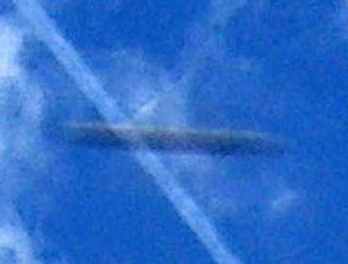 Þetta er ekki hluturinn sem sást yfir Somerset en svipar til hans. Myndbandið má skoða á síðu Telegraph og eins á YouTube.