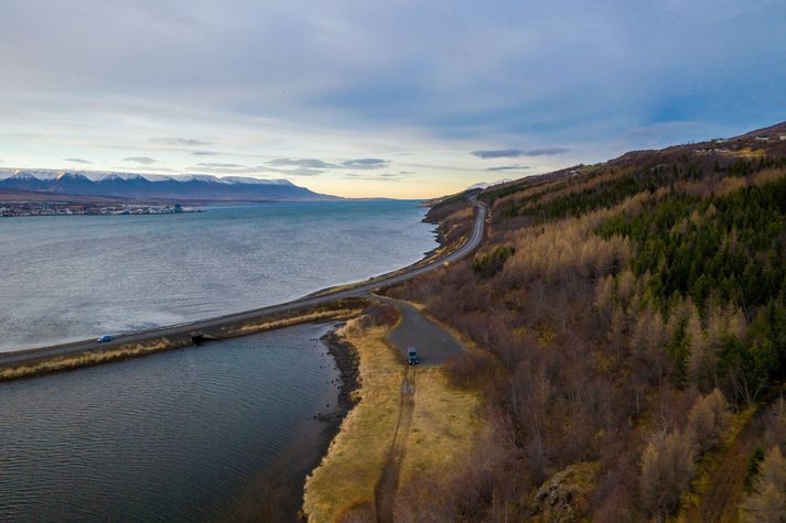 Baðstaðurinn fyrirhugaði verður á svæðinu sem sést hér. Þjóðvegur 1 og Akureyri sjást einnig.