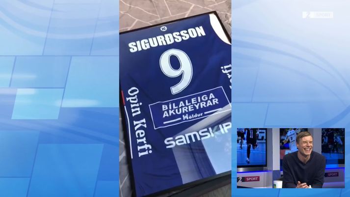 Guðjón Valur Sigurðsson lék sinn síðasta landsleik á EM í Svíþjóð í janúar og gaf Arnóri Þór Gunnarssyni, félaga sínum í hinu horninu, treyjuna eftir leik.