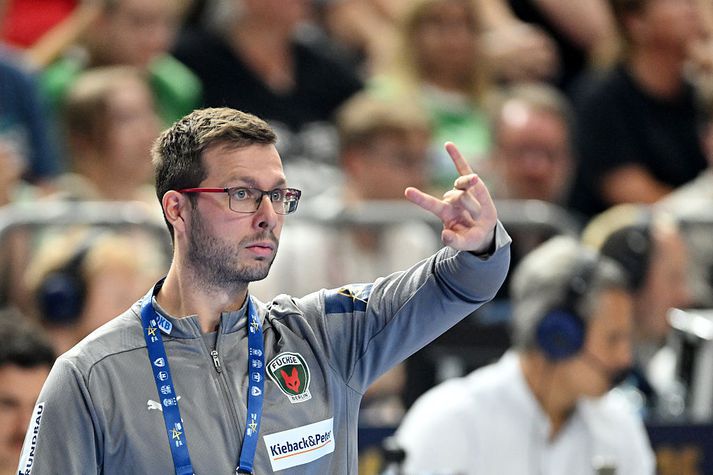 Jaron Siewert á hliðarlínunni með Refunum.