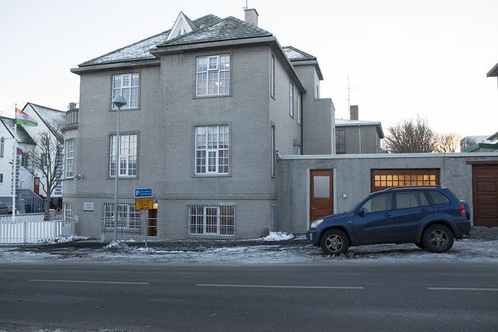 Átta starfsmenn sendiráðs Indlands segja sér ekki duga eitt sérmerkt bílastæði við Túngötu 7.