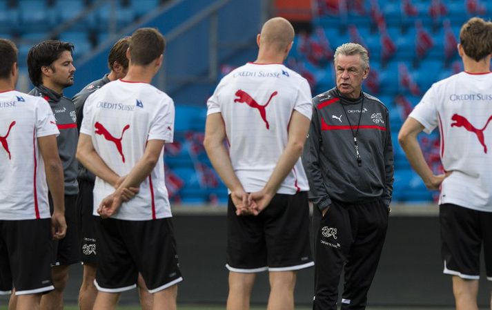 Ottmar Hitzfeld með leikmönnum sínum á Ulleväl í gær.
