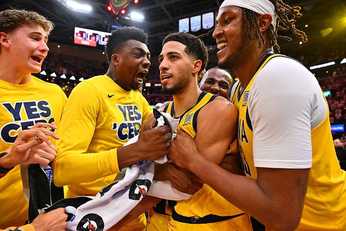 Indiana Pacers fögnuðu hádramatískum endurkomusigri gegn Cleveland Cavaliers í gærkvöld.