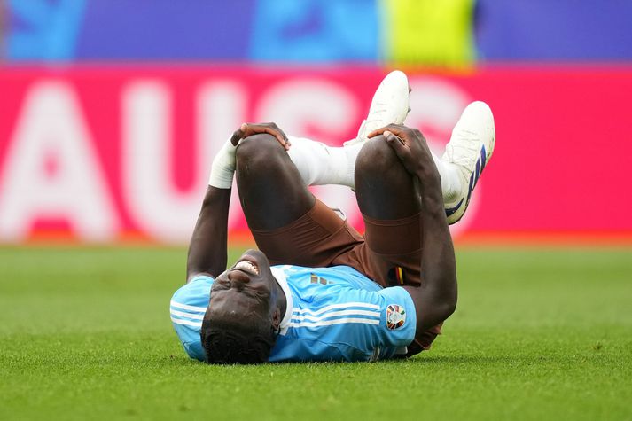 Amadou Onana þekkir það af eigin raun hversu sárt sköflungsspark er.