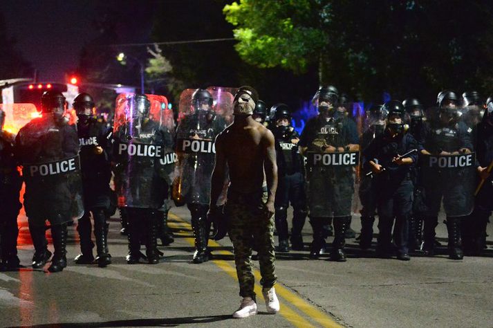 Mótmælandi stendur einn gegn skjaldborg lögreglumanna í St. Louis föstudagskvöldið 15. september.