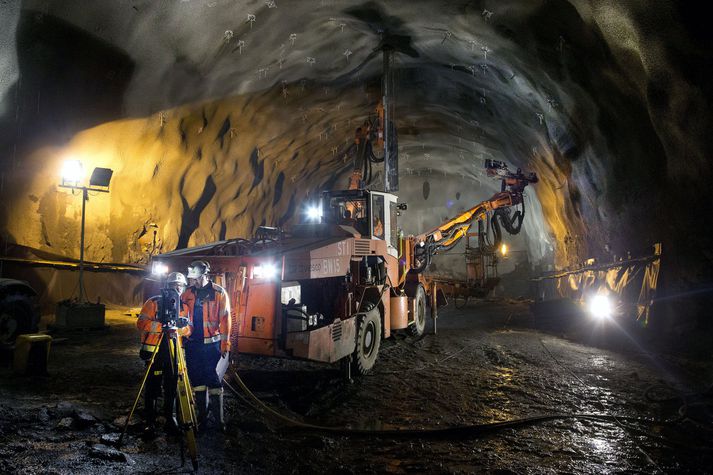 Haldin var hátíðleg athöfn í aðkomugöngum þar sem líkneski heilagrar Barböru var komið fyrir til verndar starfsmönnum.