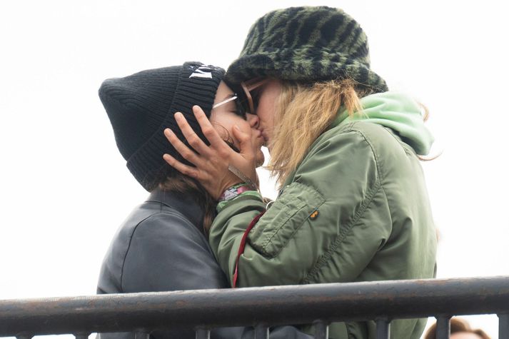 Ofurfyrirsætan og leikkonan Cara Delevingne var ástfangin upp fyrir haus á tónlistarhátíðinni Glastonbury.