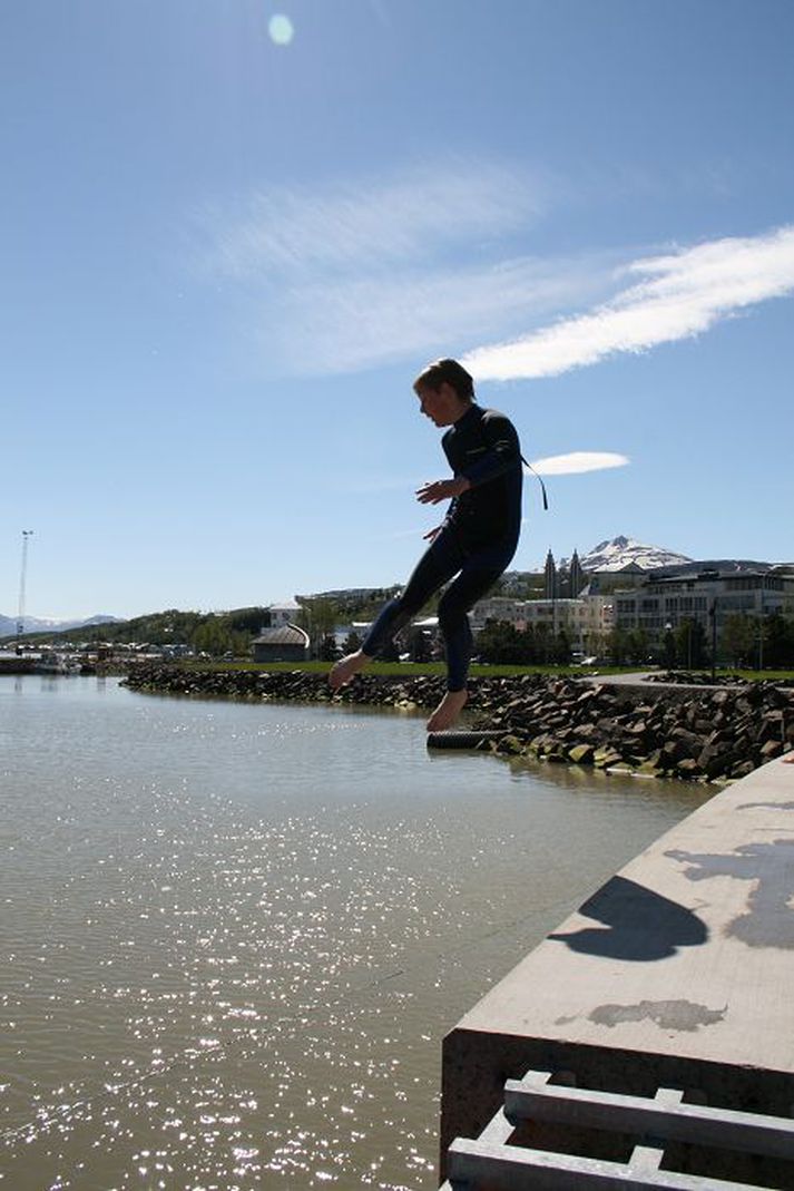 Þessi drengur þurfti ekki að láta segja sér það tvisvar að stökkva í Pollinn við Akureyri til að kæla sig í gærdag, enda fór hitinn í bænum upp í 20 stig.
Mynd/Hildigunnur Magnúsdóttir