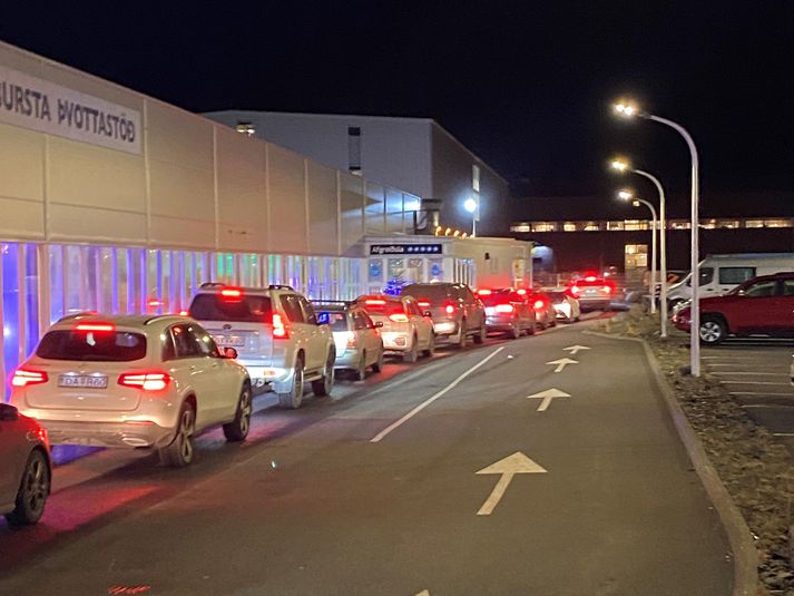 Langar raðir hafa myndast við bílaþvottastöðvar víðsvegar á höfuðborgarsvæðinu.