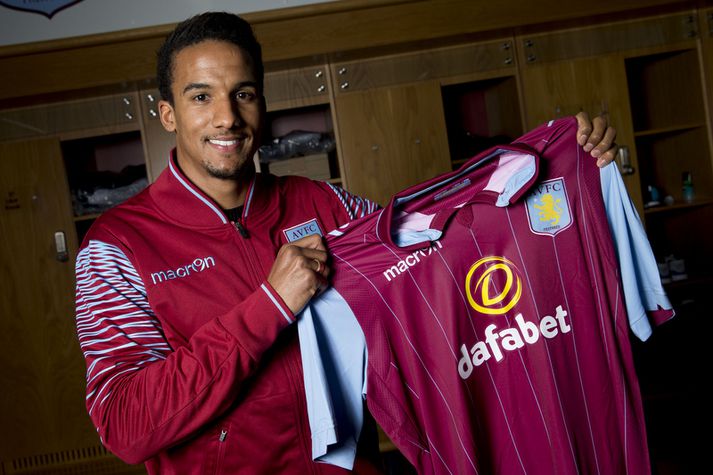 Scott Sinclair með treyju Aston Villa í dag.