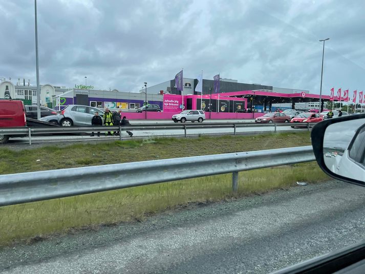 Þrír bílar lentu í árekstri á Vesturlandsvegi til móts við Orkuna rétt eftir klukkan sex.