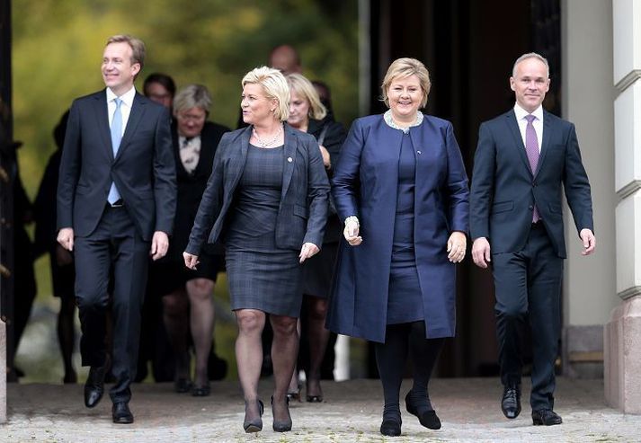 Erna Solberg forsætisráðherra, sem hér er önnur frá hægri á myndinni, er ein af tveimur ráðherrum í norsku ríkisstjórninni sem ekki minntist á guð þegar hún sór embættiseið.