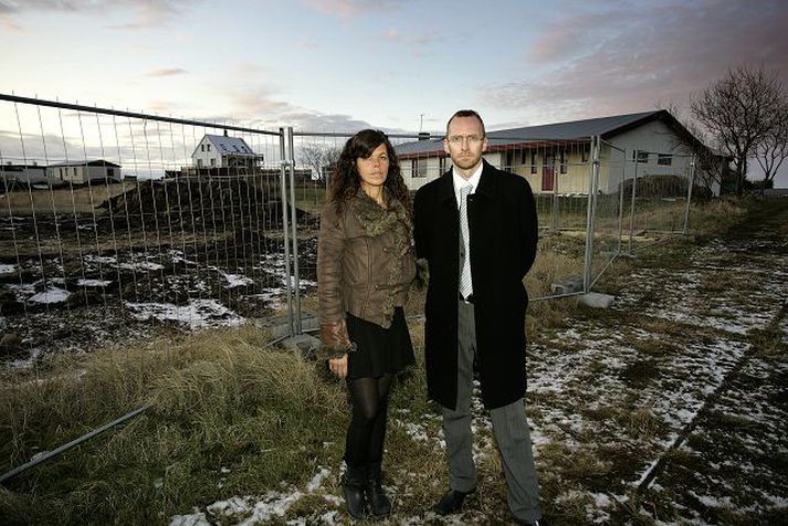 Hjónin sem eiga Miðskóga 8 hafa um árabil reynt að fá að byggja hús á sjávarlóðinni. Einn angi málsins teygir sig yfir á lóðina fyrir aftan þar sem fyrrverandi forseti bæjarstjórnar býr. Hjónin saka hann um nafnlausan óhróður á netinu og reka meiðyrðamál gegn honum fyrir dómstólum.Fréttablaðið/Arnþór