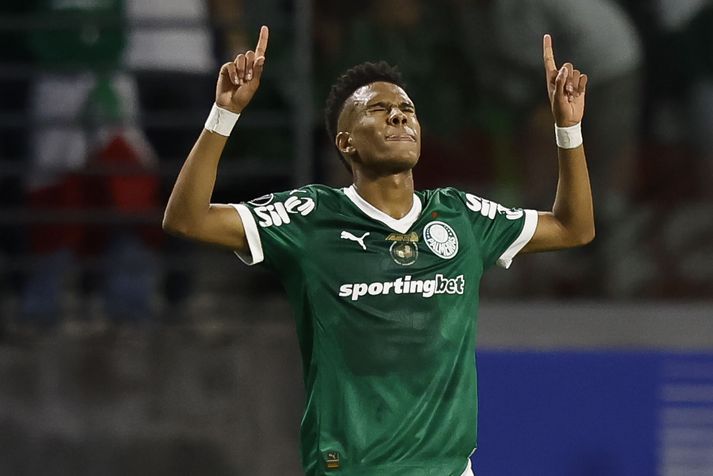 Estêvão er enn ungur að árum en þegar orðinn stórstjarna í heimalandi sínu Brasilíu. Hér fagnar hann marki með Palmeiras.
