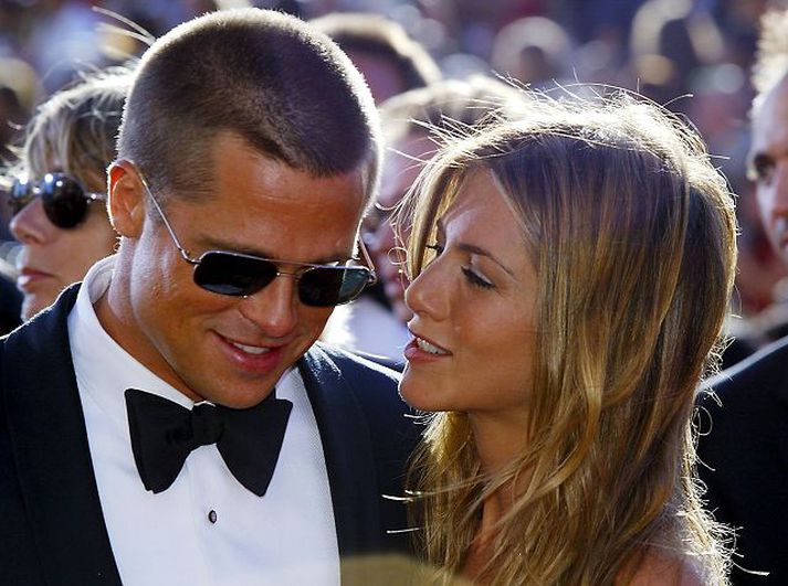 Brad Pitt og Jennifer Aniston Angelina Jolie brast í grát þegar hún frétti að Brad Pitt hefði hringt í fyrrverandi konu sína Jennifer Aniston.
