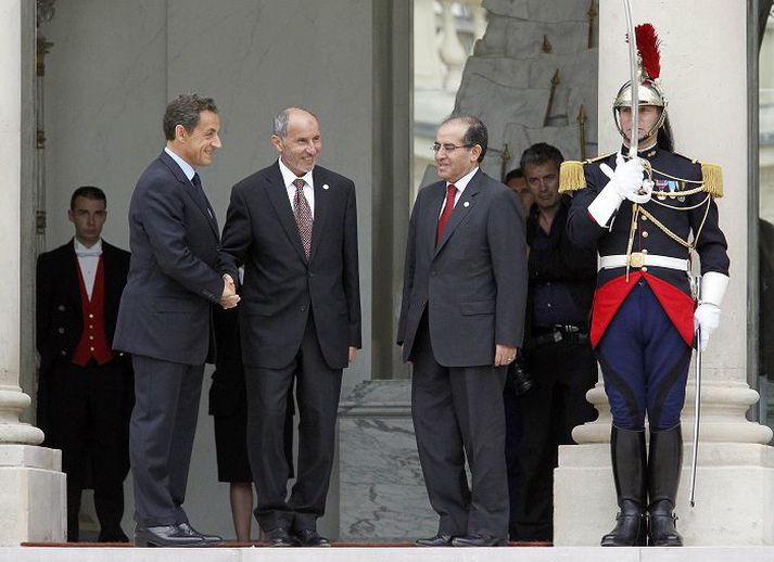 Fundað Nicolas Sarkozy heilsar leiðtogum uppreisnarmanna, Mustafa Abdel Jalil og Mahmoud Jibril, við upphaf fundarins í París í gær.nordicphotos/AFP