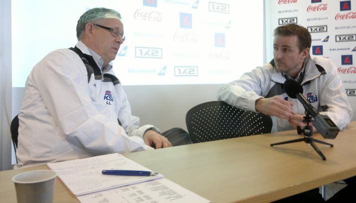 Lars Lagerbäck talar við Eyjólf Sverrisson á blaðamannafundinum.