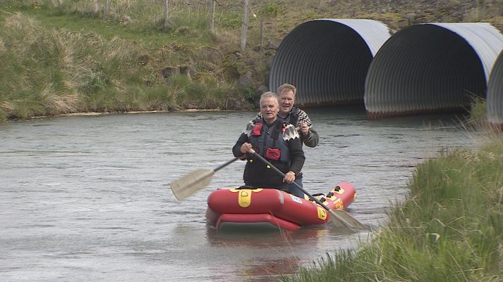 Róið á Flóaáveitunni. Ræsið er á heimreiðinni að Brúnastöðum, þar sem Guðni er fæddur og uppalinn.