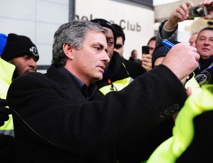 Mourinho gefur eiginhandaráritanir fyrir leikinn í gær.