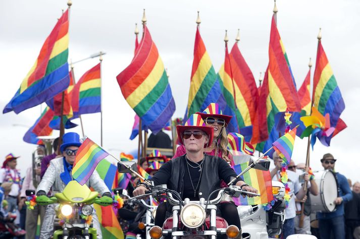 Það kann að koma innflytjendum frá sumum heimshornum spánskt fyrir sjónir að þriðjungur þjóðarinnar mæti á Gay Pride árlega.