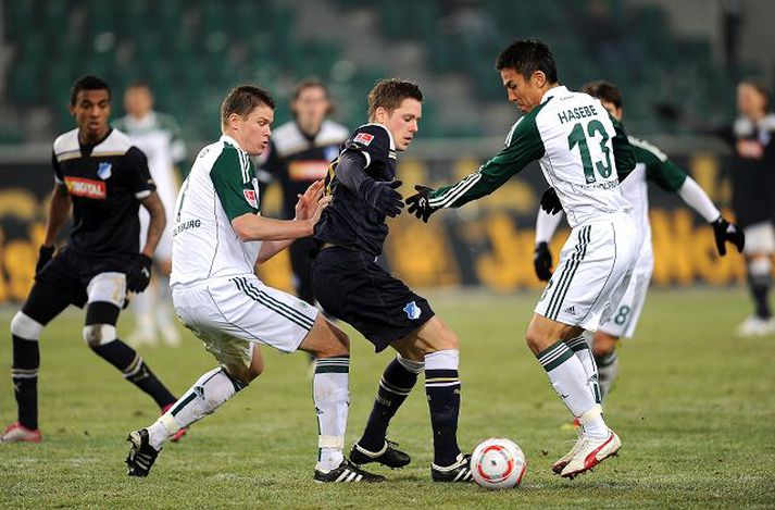 Gylfi er hér í strangri gæslu þeirra Alexander Madlung og Makoto Hasebe, leikmanna Wolfsburg, í leiknum um helgina. Gylfi náði þó að skora eitt mark í leiknum.