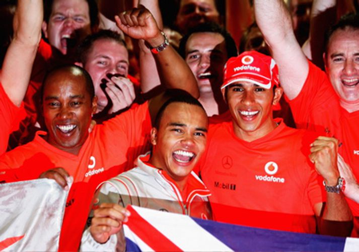 Lewis Hamilton með bróðir sínum og föður að fagna titlinum í Brasilíu.