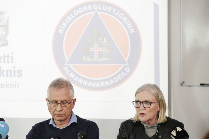 Þórólfur Guðnason, sóttvarnalæknir, og Guðlaug Rakel Guðjónsdóttir, framkvæmdastjóri meðferðarsviðs Landspítala, á fundinum nú síðdegis.