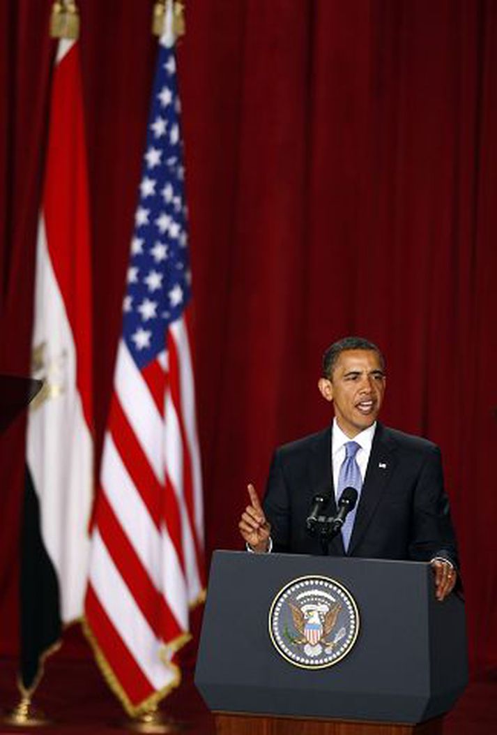 í kaíró Forsetinn hélt ræðu sína í Háskólanum í Kaíró í gær. Þar sagðist hann meðal annars vilja eyða staðal­ímyndum Vesturlanda um múslima og öfugt. Þá vitnaði hann í Kóraninn í ræðu sinni. fréttablaðið/ap