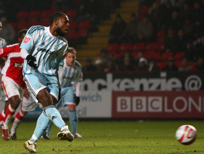 Ellington skorar fyrra mark Derby úr víti og jafnar í 1-1. Charlton komst tvívegis yfir í leiknum.