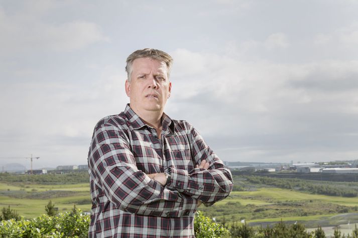Guðmundur segir erfitt að vera svo mikið fjarri fjölskyldu sinni og vill fá að sinna starfi sínu hér á landi.