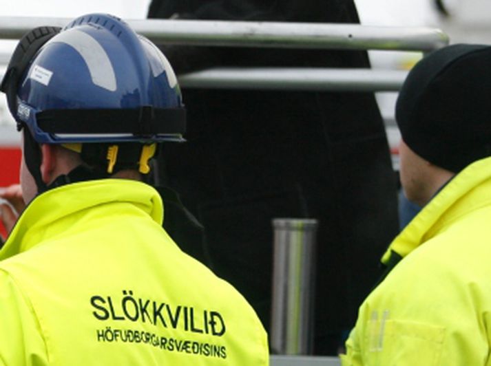 Slökkviliðið dældi 15 þúsund lítrum af vatni út úr Garðaskóla. Mynd/ Pjetur.